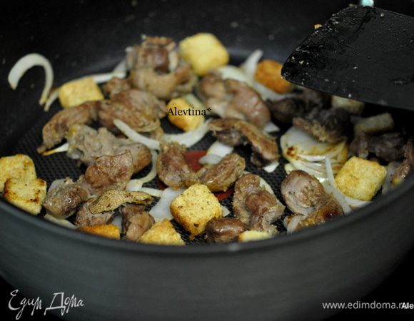 Яйца поставим варить,как любите полностью вареные или с мягким желтком.
На сковороду добавим лук и обжариваем до мягкого состояния. Затем крутоны или свежий нарезанный кубиками батон со специями. Жарим помешивая 2 мин. Вернем желудочки с сердечками на сковороду, перемешаем и тушим 2 мин.
