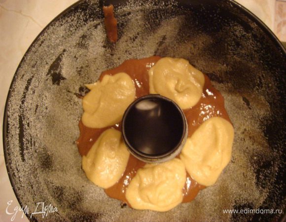 На дно формы ровным слоем шоколадное тесто (небольшое кол_во, только покрыть форму) и светлое ложечками на светлое темное и т.д.