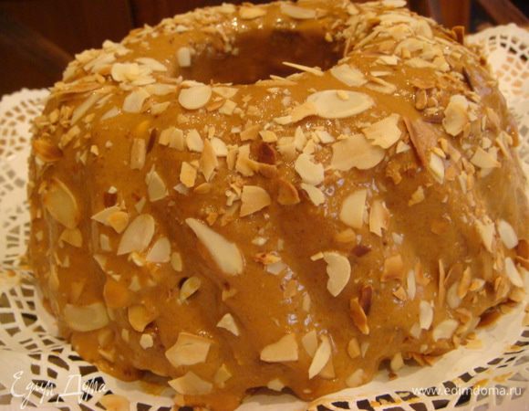 Варенная сгущенка 100 гр. перемешать с молоком 50 мл., консистенция густая должна получится, промазать кекс и посыпать миндальными лепестками.