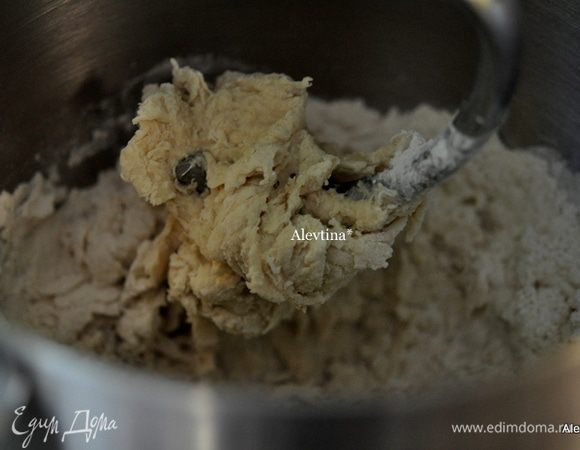 В миксере смешать молоко теплое с дрожжами, мукой, солью, лимонным экстрактом. На средней скорости взбивать и добавлять по одному кусочку масла за раз после каждого взбивания.
