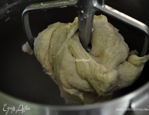 Тесто будет выглядеть гладким, блестящим и эластичным. Переложить в миску, закрыть пленкой и поставить в холодильник на 2 часа или ночь.
