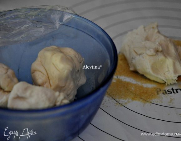 Разогреть духовку до 135 гр. Противни застелить бумагой для выпечки. Тесто готовое разделить на 4 части. 
