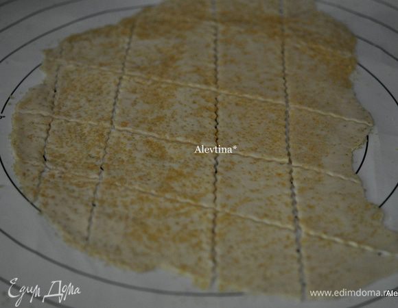 Затем разрезаем раскатанное тесто ножом или ножом для пиццы, для печений. 
Перекладываем осторожно на противень на расстояние друг от друга. Посыпаем сверху крупным сахаром и ставим в духовку на 50 мин по рецепту или до темного золотистого цвета, у меня выходили на 25 минуте еще осветленными. Ориентируйтесь на свою духовку и печенье каким вы хотели бы с глубоким темным цветом ,хрустящим или еще мягким и светлым.