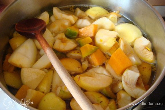 Тыкву и яблоки в равных кол-вах,т.е. по 1 кг.100 гр. (любой сорт,если домашние то кожицу можно оставить) очистить и порезать+воду и варить.