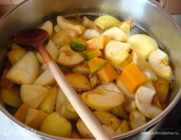 Тыкву и яблоки  в равных кол-вах,т.е. по 1 кг.100 гр. (любой сорт,если домашние то кожицу можно оставить) очистить и порезать+воду и варить.