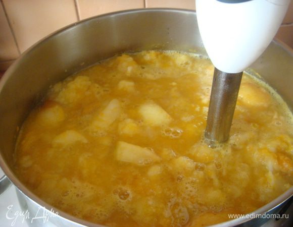 Как закипит варить 20 минут, блендером все пюрировать + сахар +сок пол лимона и варить еще 10 минут.
Подготовить посуду,банки простерилизовать ,я в микроволновке (чистые) минут на 2.5.,крышки отдельно прокипятить.