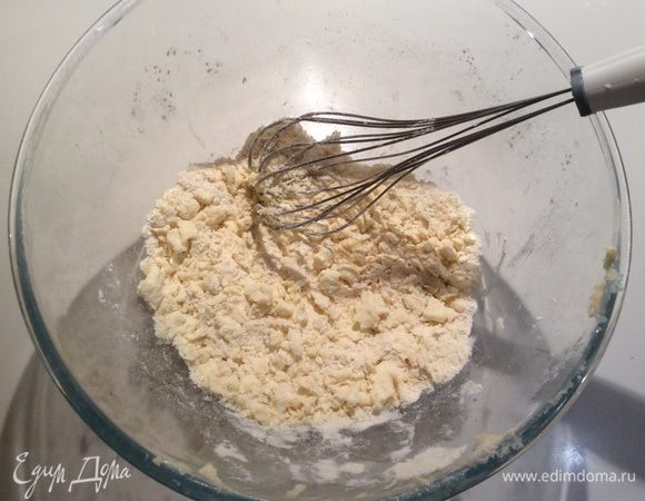 Холодное, нарезанное на кубики, сливочное масло порубить ножом с мукой до образования крошки. Добавить соль и соду.