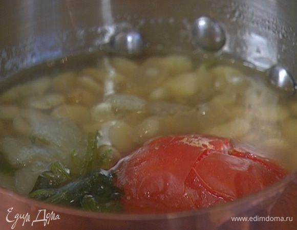 Фасоль отварить согласно инструкции на упаковке, затем почти всю жидкость, в которой она варилась, слить.