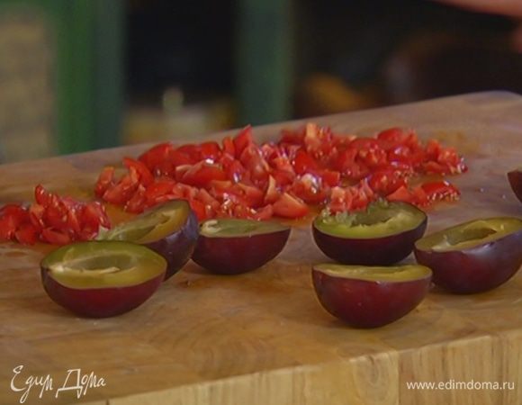 Помидоры нарезать мелкими кусочками размером с фасоль.