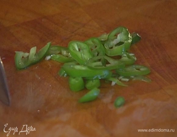 Перец чили с семенами мелко порубить.