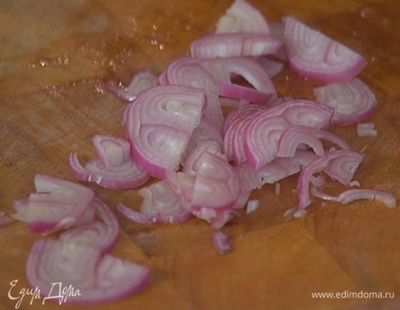 Лук почистить и нарезать полукольцами.