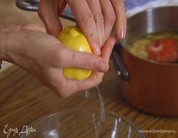 Из половинки лимона выжать сок.