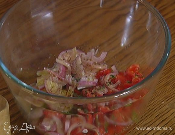 Нарезанные помидоры соединить с перцем чили, луком, листьями тимьяна, полить оливковым маслом, лимонным соком, посолить, поперчить и перемешать.