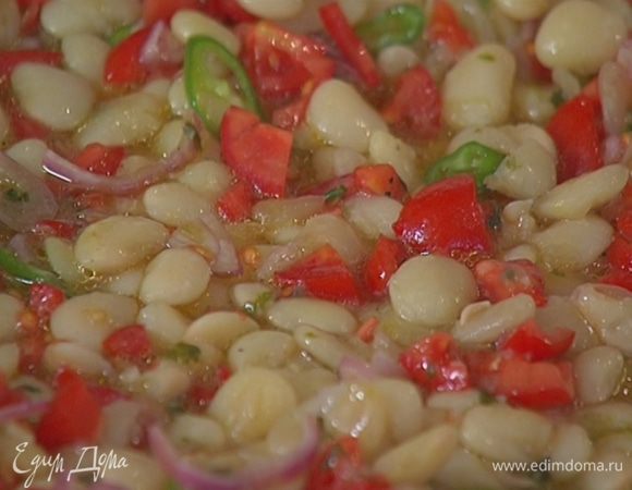 К готовой фасоли добавить помидоры с чили и луком, все перемешать и выложить на блюдо.