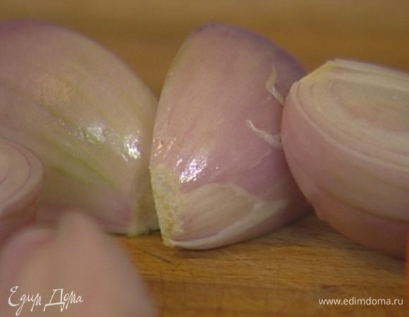 Шалот почистить и нарезать дольками.
