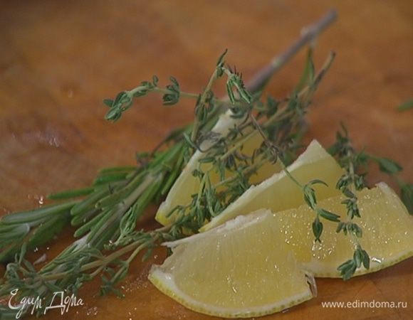 Лимон нарезать дольками.