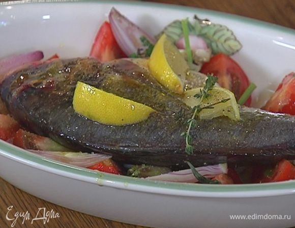Уложить дораду в центр формы с овощами, сверху на рыбу выложить оставшиеся дольки лимона, полить овощи белым вином и запекать все в разогретой духовке 20–25 минут.