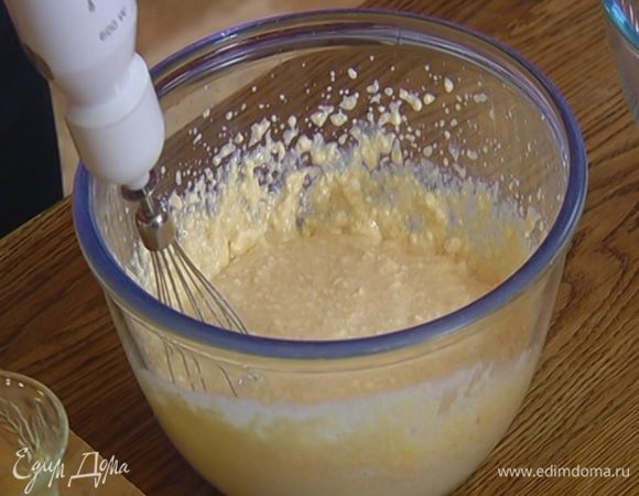 Приготовить начинку: творог размять вилкой, влить сливки, ванильный экстракт, добавить яйца, желток, сахар, 1 ст. ложку муки и все взбить.