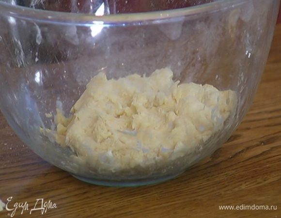 Добавить сметану, перемешать, затем влить 2–3 ст. ложки ледяной воды и вымесить тесто руками.