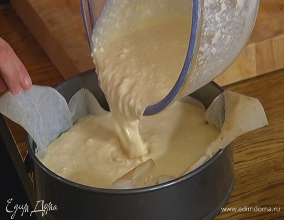 На подпеченный корж вылить творожную начинку и вернуть в духовку еще на 30 минут.