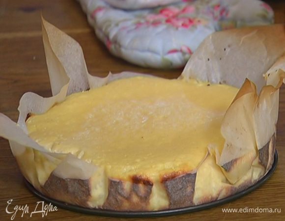 Готовый творожник остудить, затем вынуть из формы и отделить бумагу.