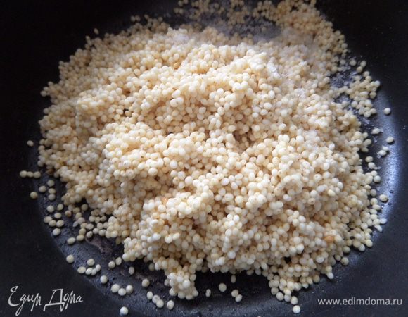 Заранее ставим вариться промытое в нескольких водах пшено. Это будет начинка. Ещё пекут на Севере с пшеничной кашей,с ячневой,с творогом и картошкой.