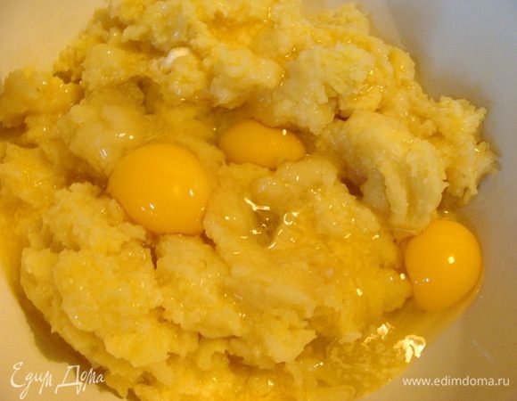 Дальше можно пюрировать любым привычным для вас способом, я просто протерла через этот же жрушлаг-сито. Добавить яйца и растопленное, уже охлажденное сливочное масло.