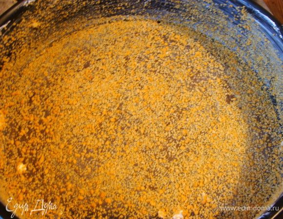 Разъемную форму смазать маслом и посыпать панировочными сухарями.