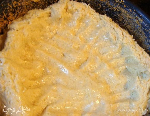 В картофельную массу всыпать просеянную мука и замесить тесто. У меня он было липкое, чтобы распределить его по форме, я смазала руку растительным маслом.
