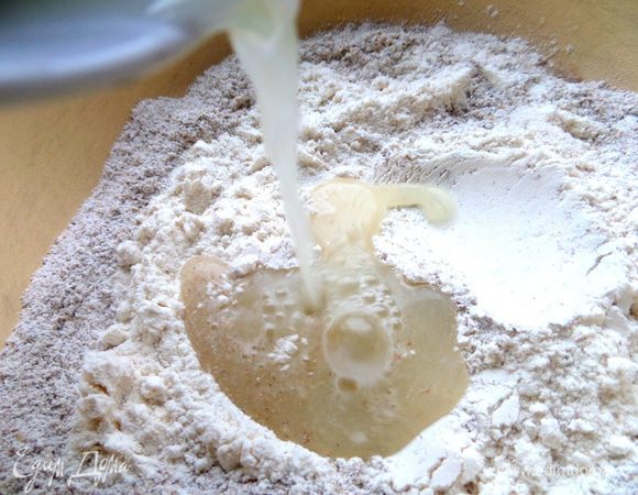 Вливаем тёплую воду или сыворотку,как у меня.