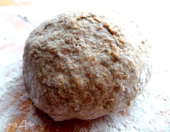 Замешиваем крутое тесто и оставляем его пока в покое.