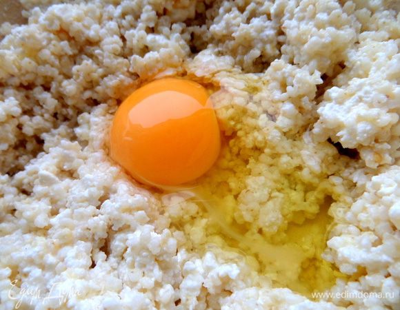 Соединяем с яйцом,можно с двумя. Если нет творога,варим густую молочную кашу и также с яйцом перемешиваем. Сахар по желанию,я добавила.