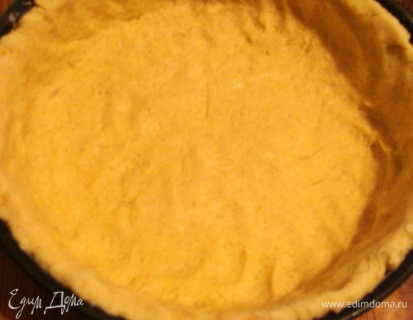 Распределив равномерно тесто и сделав бортики, нужно поставить форму в морозилку до полного застывания.