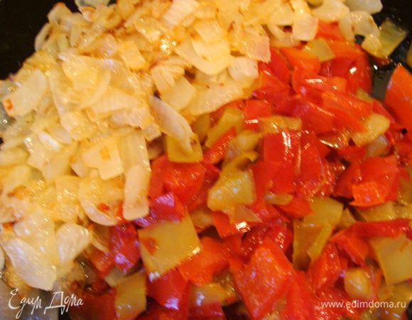 Для начинки обжарить лук, перец и фарш. Все отдельно! Фарш посолить и приправить любимыми приправками или просто смесью перцев.