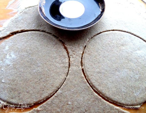 Тесто липкое,раскатываем обязательно на муке. С помощью блюдца вырезаем круги,но можно и одну большую галету испечь.