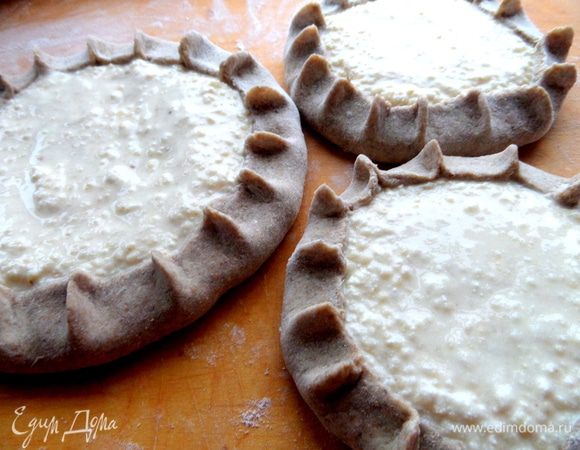 Теперь отгибаем края теста и делаем художественное защипывание)))