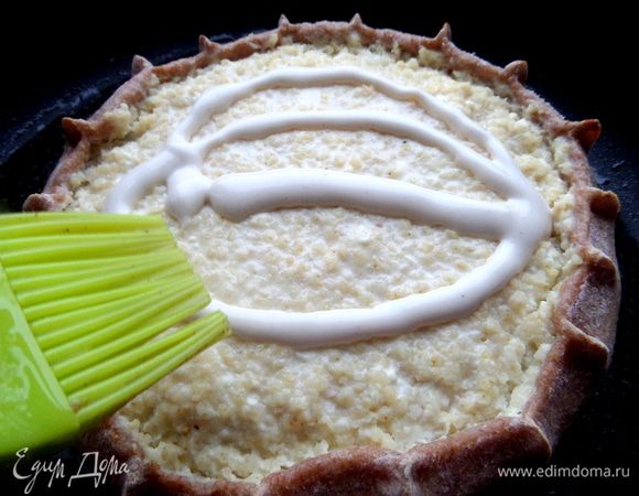 Когда каша схватится,вынимаем и кисточкой смазываем сметаной или майонезом.