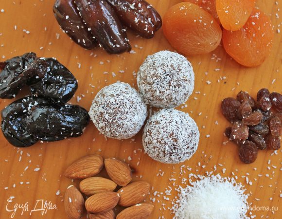 Вооружаемся чашей-блендером. Перемалываем овсянку и кокос в пудру, добавляем орехи, рубим в крошку. 