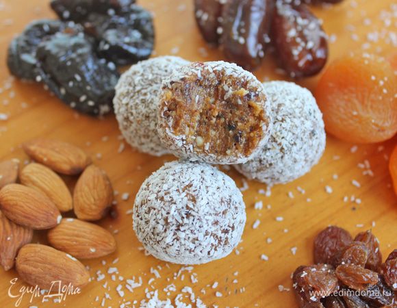 Добавляем частями сухофрукты и перемалываем в липкую однородную массу. В конце добавляем немного лимонного сока и перемешиваем.