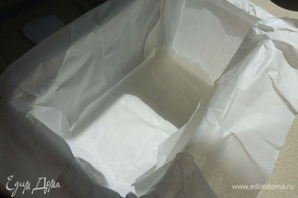Заложить прямоугольную форму 12-26 см бумагой для выпечки , оставляя по 10 см с краю.