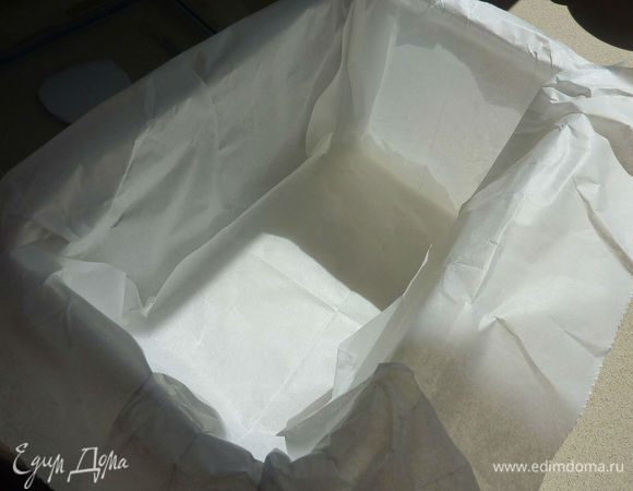 Заложить прямоугольную форму 12-26 см бумагой для выпечки , оставляя по 10 см с краю.
