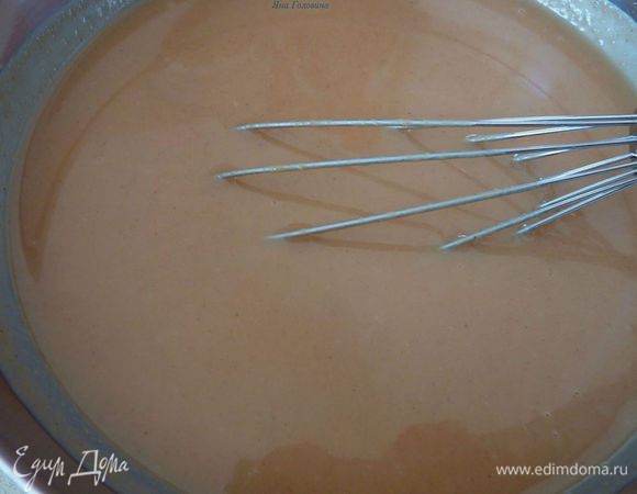 В среднем соусники , смешать молоко и 1 стакан сахара . Разогревать помешивая пока сахар не растворится  . Снять с огня и добавить арахисовое масло , размешивать пока не растворится ( берет не много времени но в конце разойдется ) . Перелить в большую миску и дать остыть до комнатной температуры.
