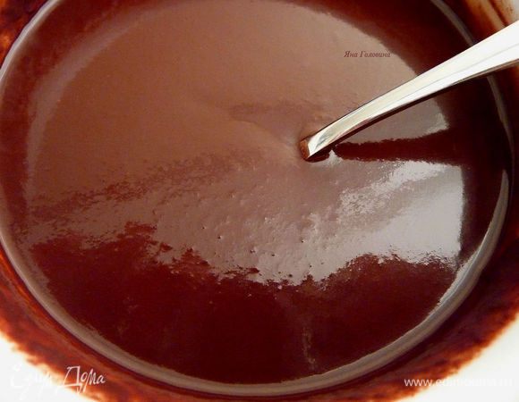 В маленькой кастрюле разогреть 1/2 стакана воды и 1/2 стакана сахара , пока сахар не растворится . Снять с огня и ввести шоколад , хорошо перемешать . Перелить в миску и дать остыть до комнатной температуры.
