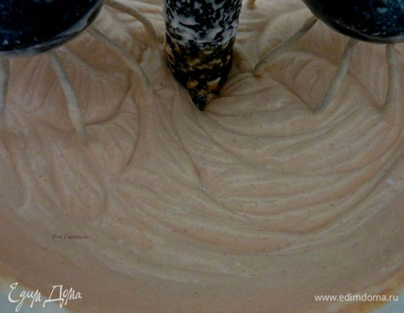 В большой миске взбить сливки с ванильным экстрактом до мягких пиков . Добавить половину арахисовой смеси и перемешать.
