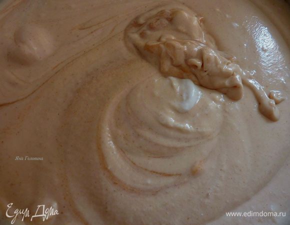 Влить остальную арахисовою смесь и перемешать лопаткой буквально 3 раза.
