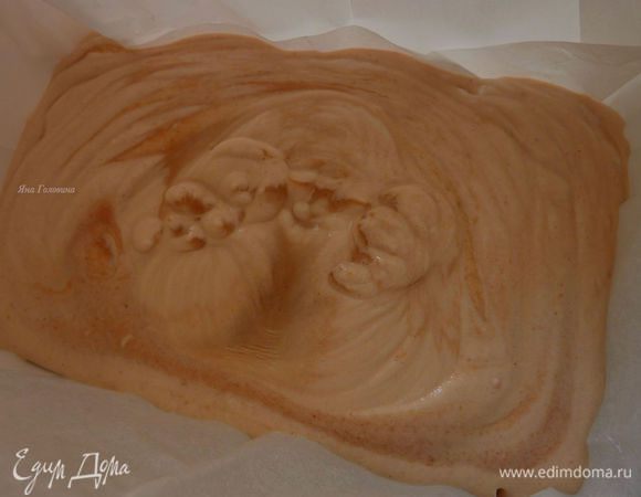 Половину смеси влить в форму.
