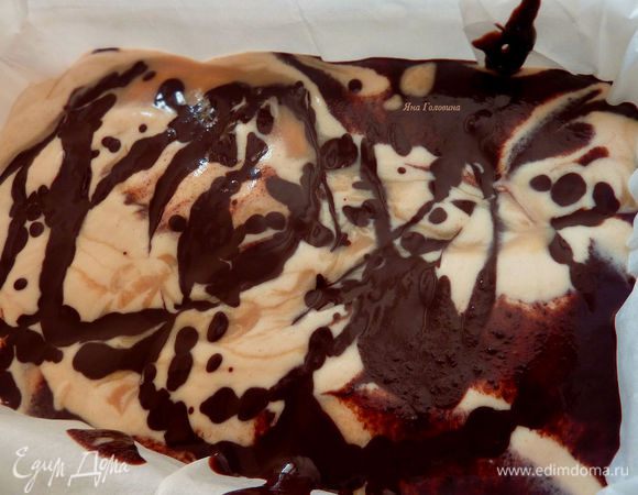 Полить 1/4 стакана шоколадной смеси.
