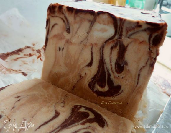 За 20 - 30 минут до подачи дать по стоять при комнатной температуры . Поддавать  полив оставшимся шоколадом.
