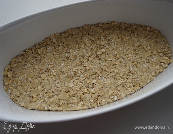 Разделить смесь на 2 части. 2/3 смеси уложить в форму и разровнять ложкой.