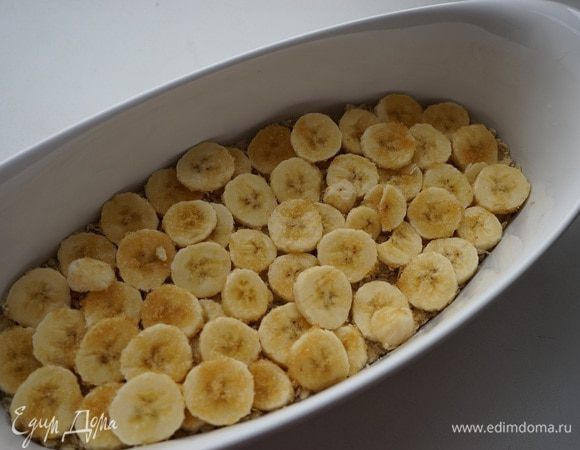 Бананы очистить и порезать на кружочки. Выложить в форму на «тесто». Присыпать сахаром. Всего парой столовых ложек. У меня коричневый сахар. Конечно, можно взять и обыкновенный, но от коричневого - такой карамельный аромат!